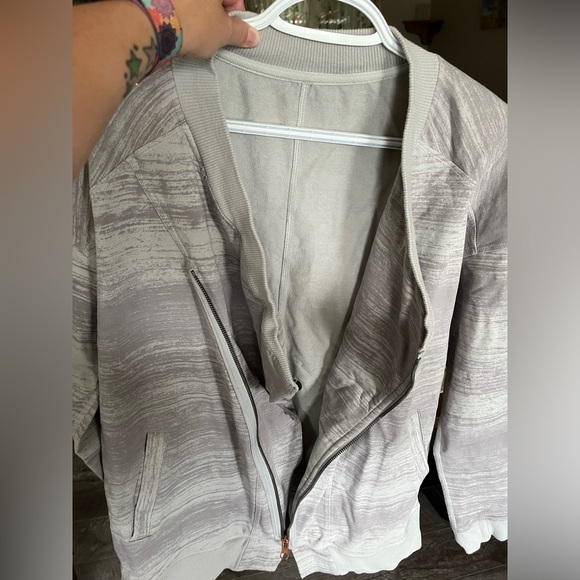 Lulu Lemon Sweater - Picture 2 of 3